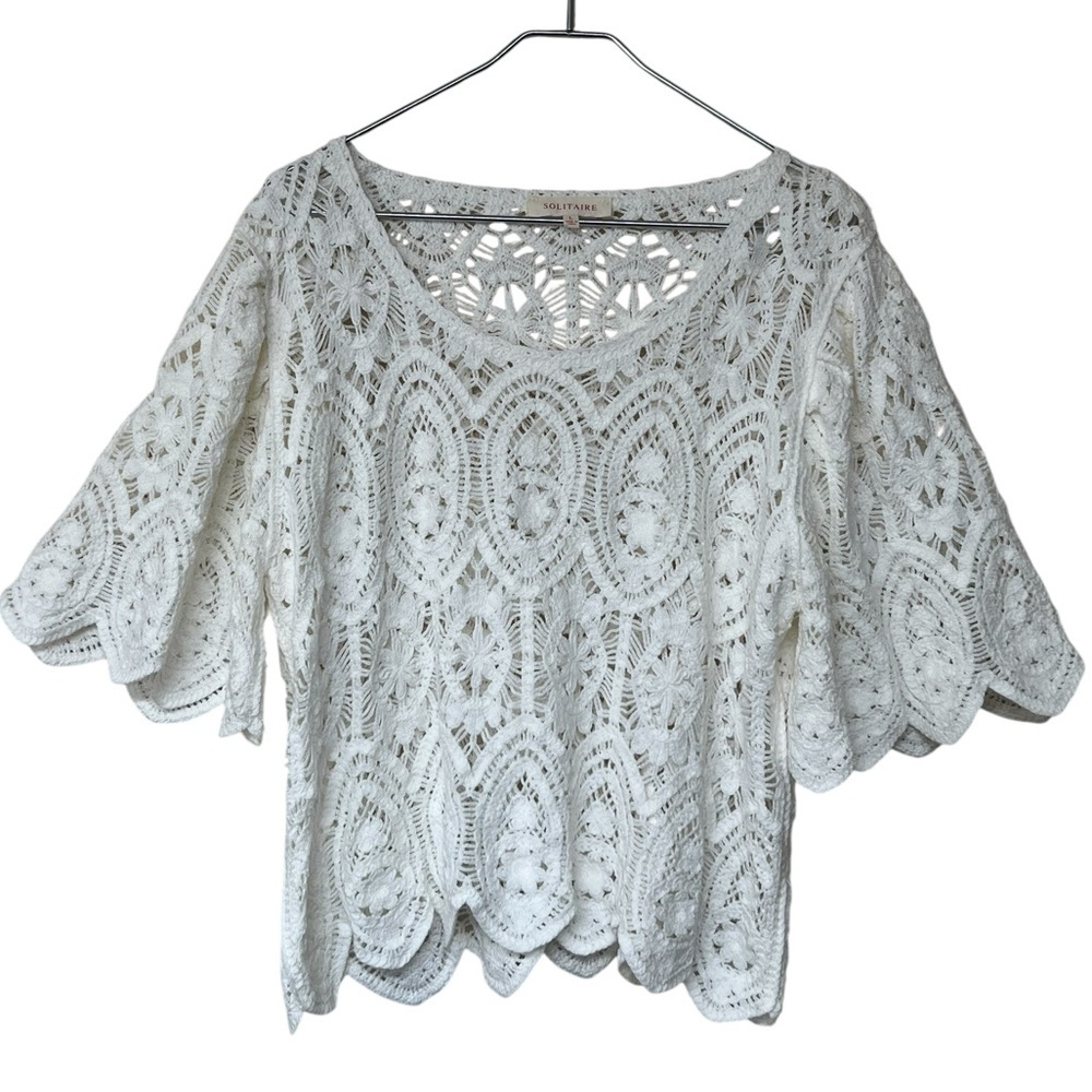 Solitaire white floral short sleeve scoop neck scallop hem crochet blouse